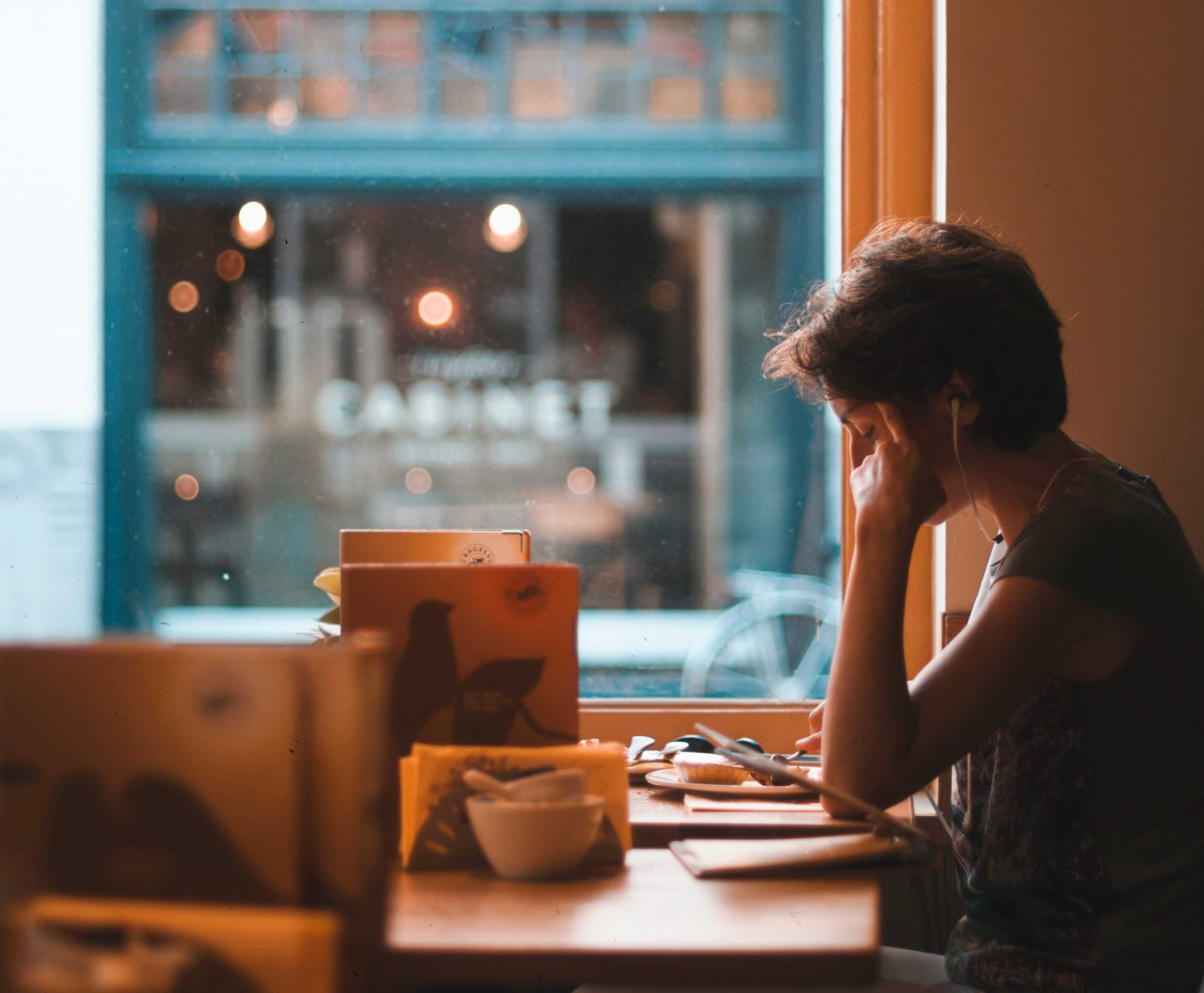 Student studying in cafe by Reinhart Julian via Unsplash 